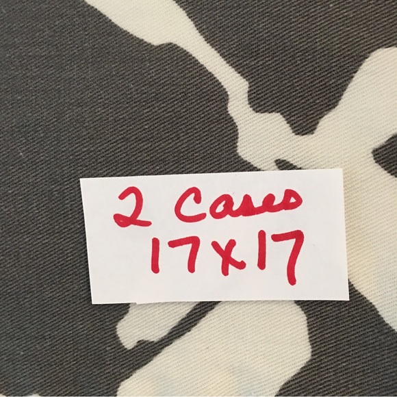 Set of 2 Pillow Covers 17” Gray & White abstract print Like new Zips closed EUC - Picture 8 of 10